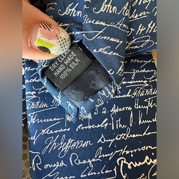 Presidential Signatures Tie - Brand Alynn - Picture 4 of 7